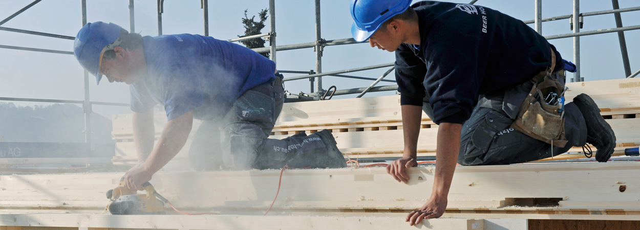 Mitarbeiter auf Baustelle von Beer Holzbau