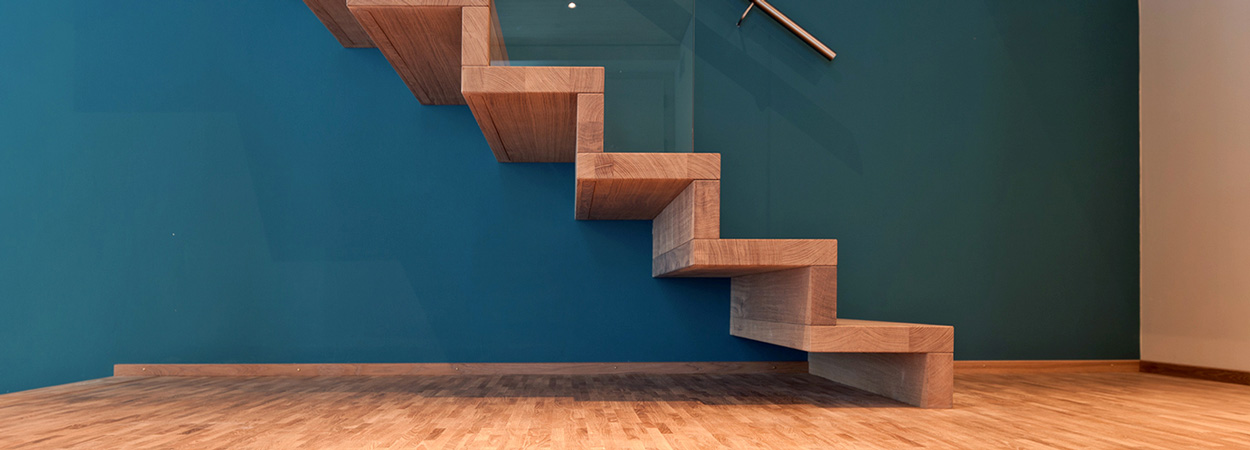 Treppe Holz, blaue Wand, Beer Holzbau